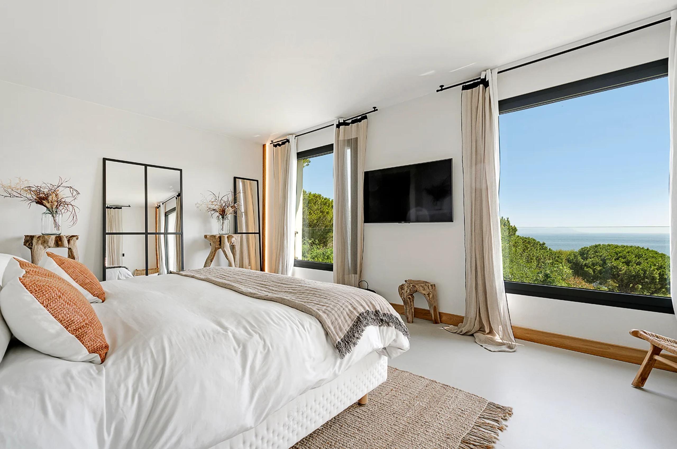 villa-tori-bedroom-sea-view-luxury-sttropez