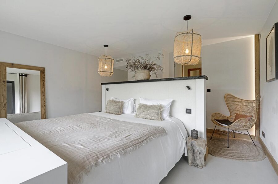 villa-tori-bedroom-serene-design-luxury-sttropez