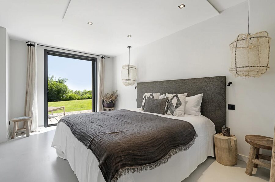 villa-tori-bedroom-serene-garden-views-luxury-sttropez