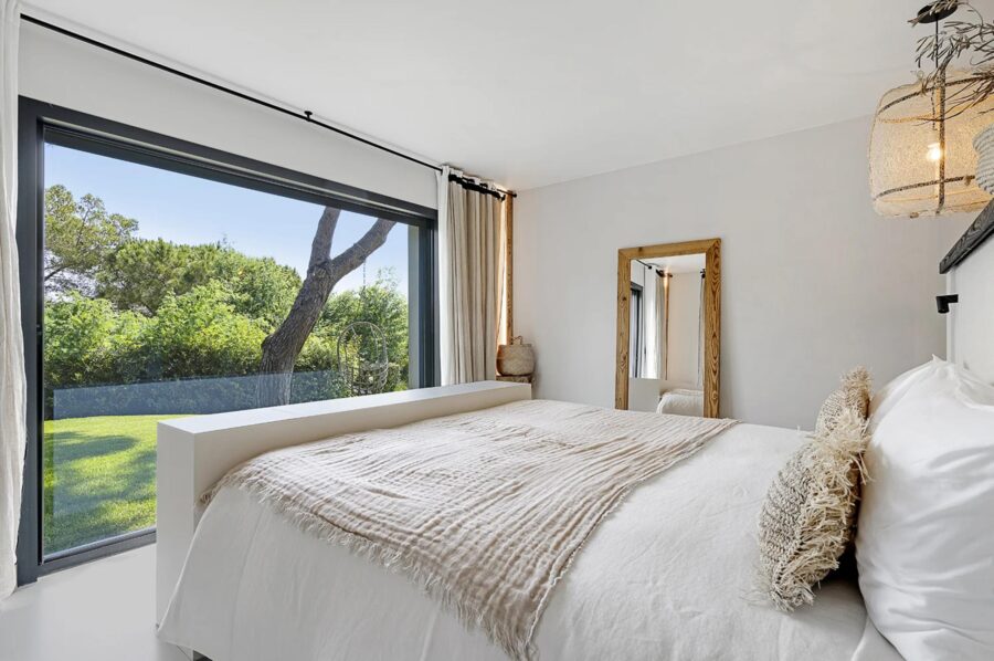 villa-tori-bedroom-tranquil-garden-views-luxury-sttropez