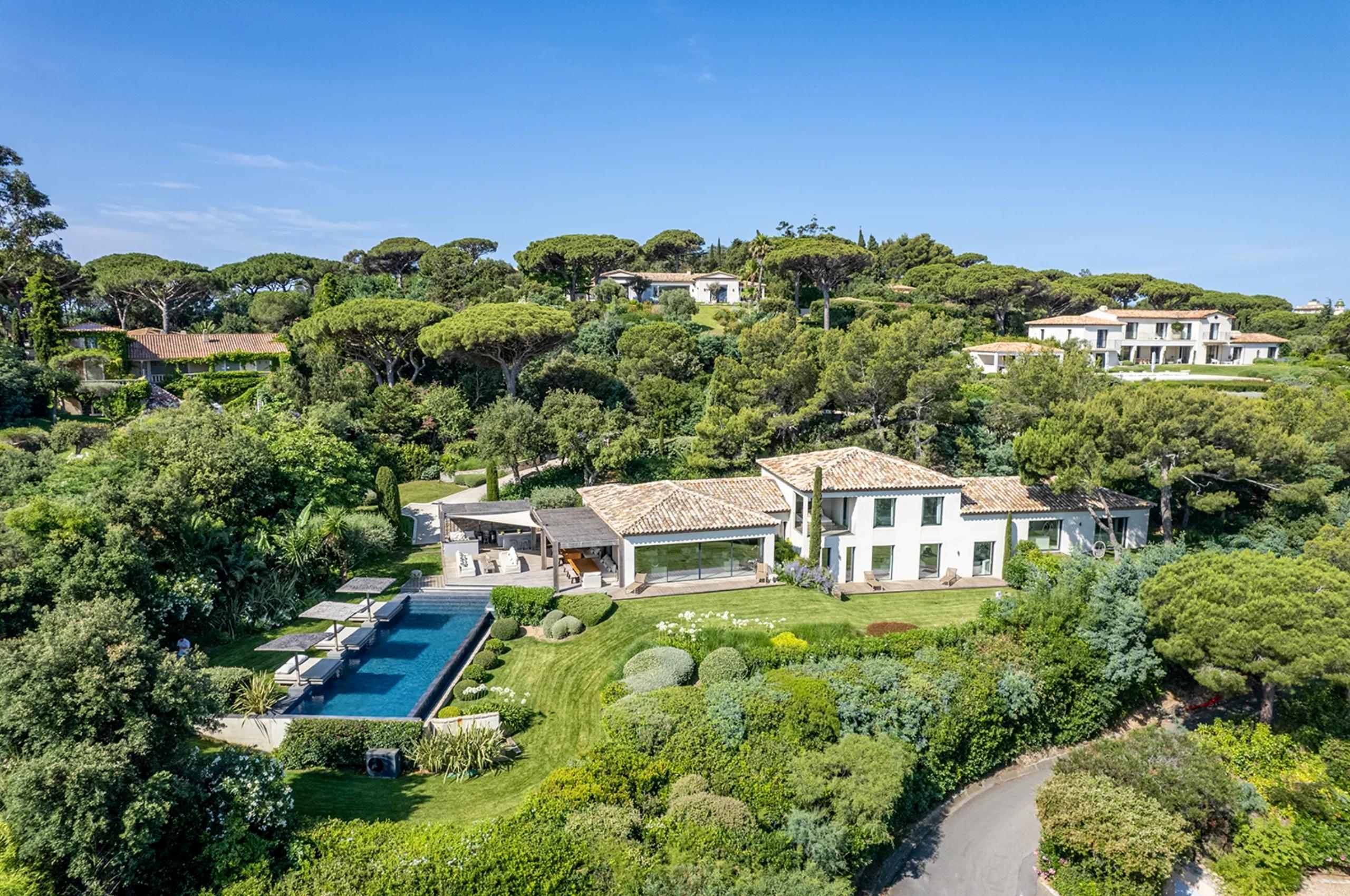 villa-tori-exterior-swimming-pool-garden-luxury-rental-retreat-sttropez