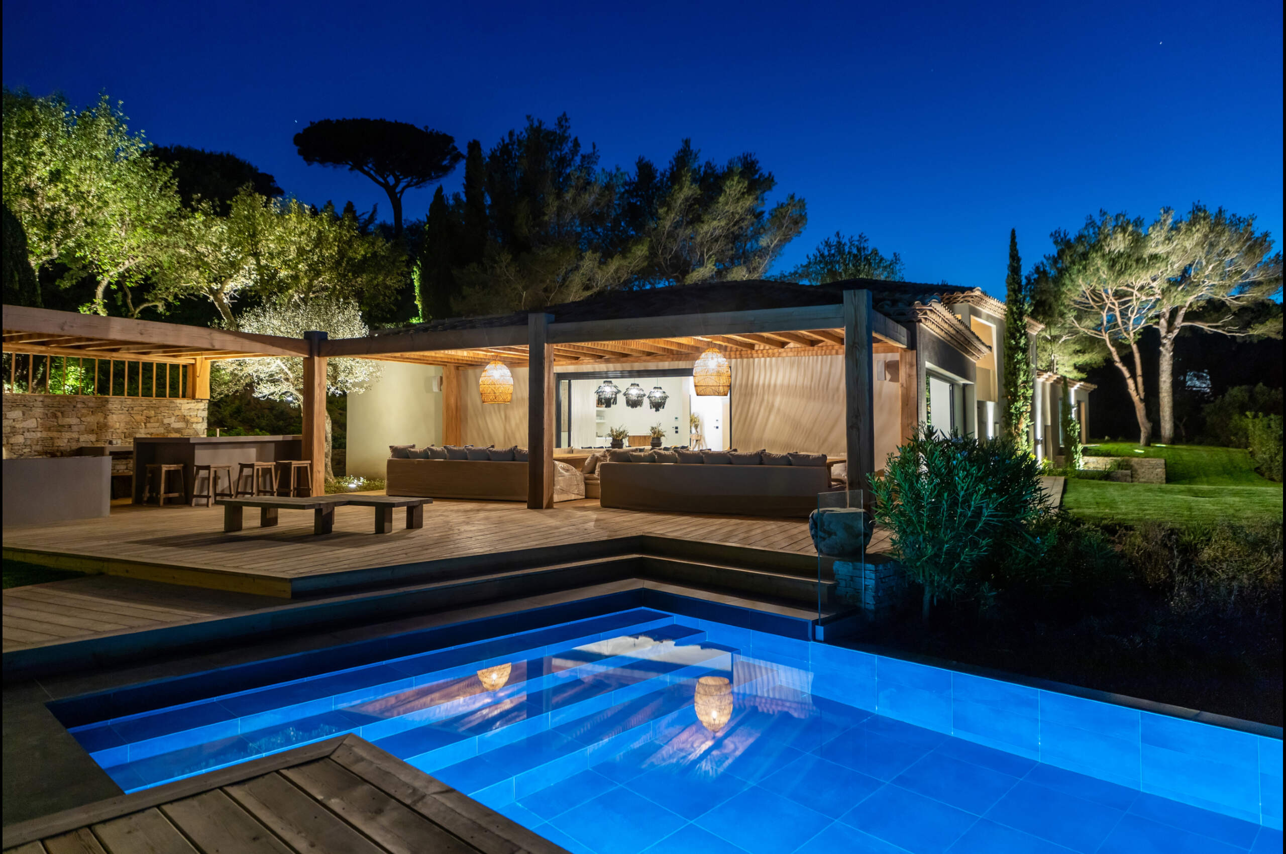 villa-tori-exterior-terrace-outdoor-lounge-cabana-pool-sttropez-luxury