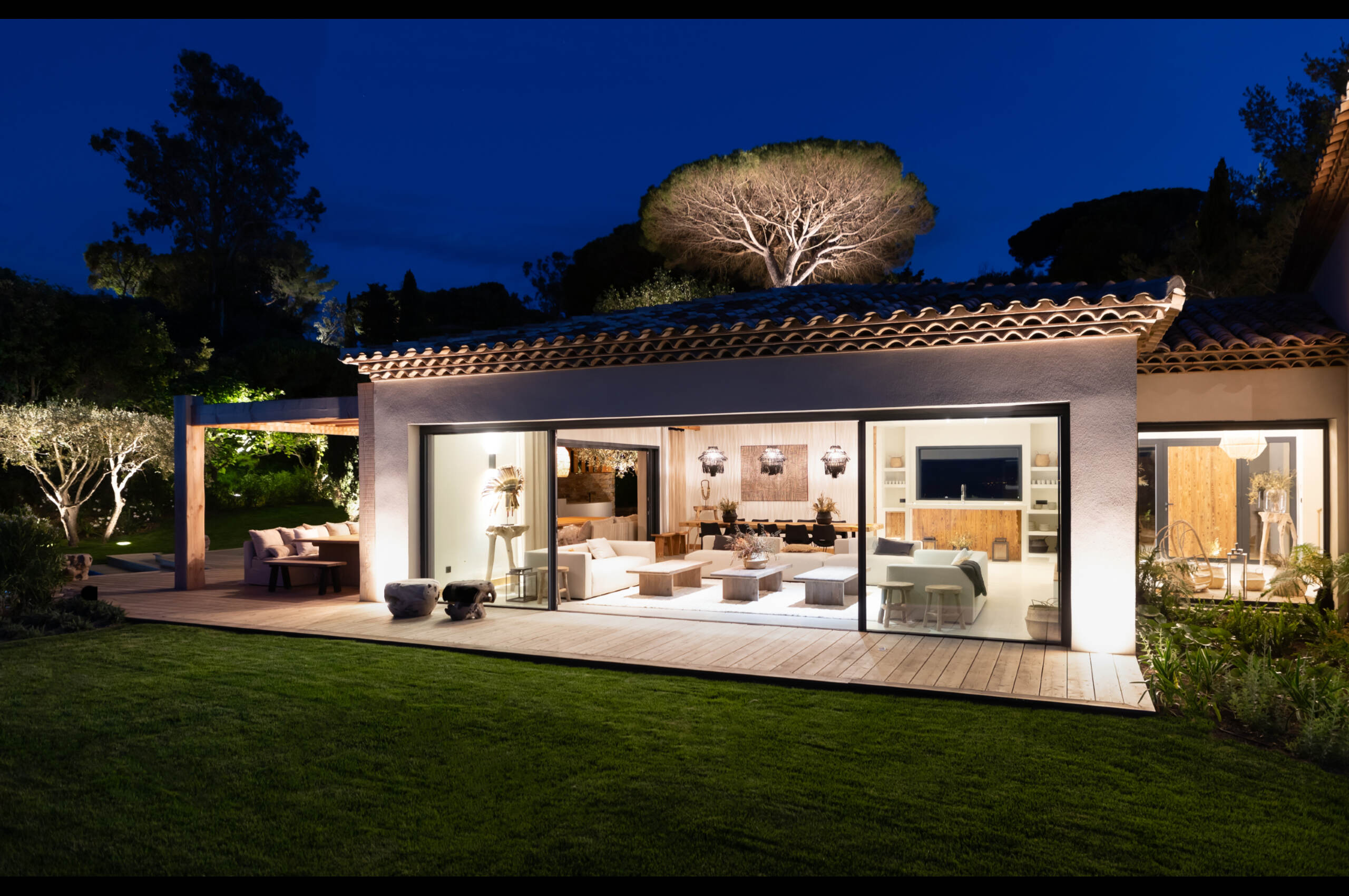 villa-tori-exterior-terrace-sttropez-luxury