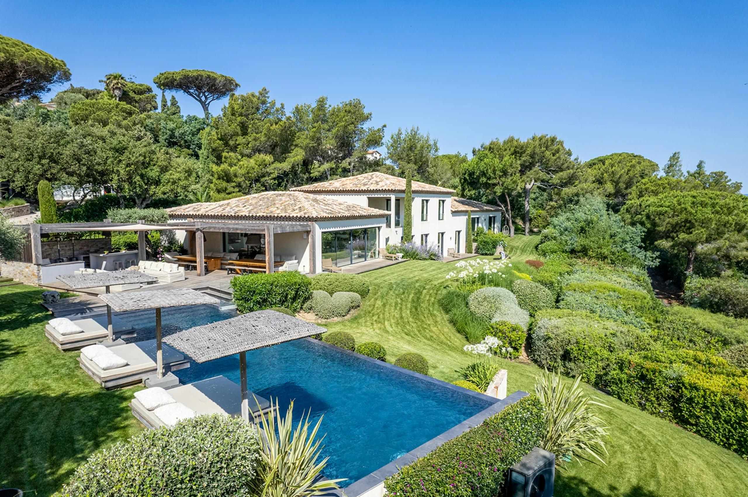 villa-tori-infinity-pool-garden-luxury-retreat-sttropez