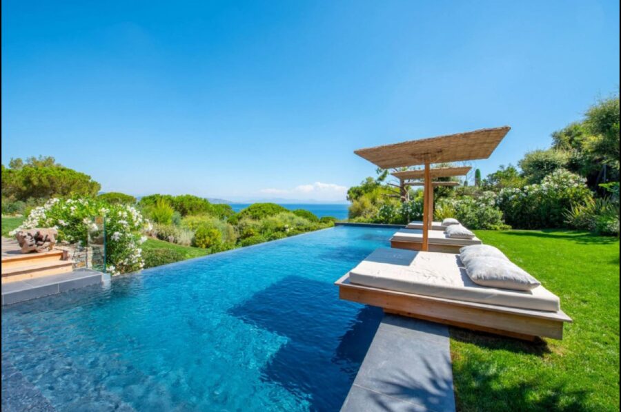 villa-tori-infinity-poolview-pool-loungers-luxury-sttropez