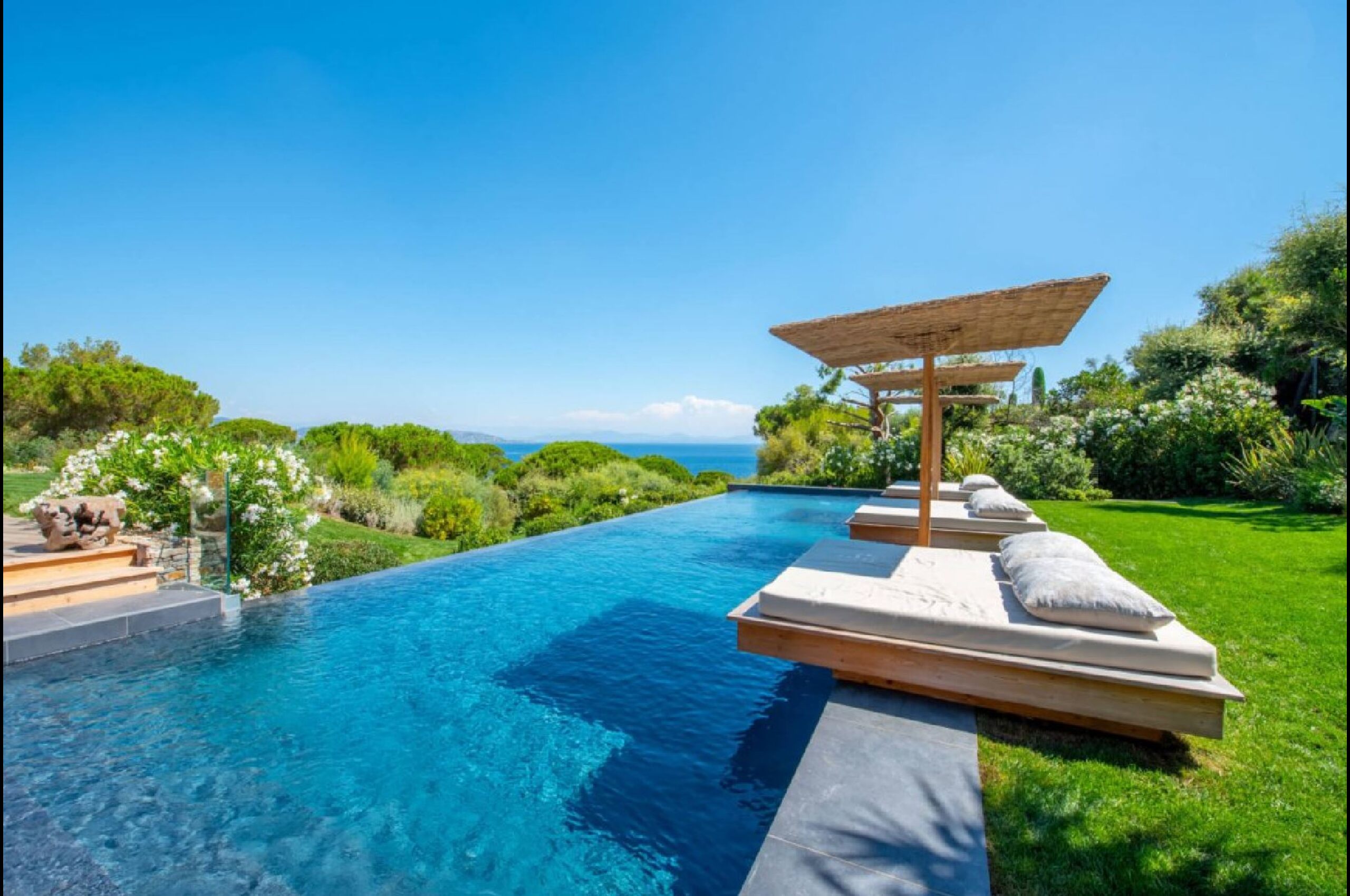 villa-tori-infinity-poolview-pool-loungers-luxury-sttropez