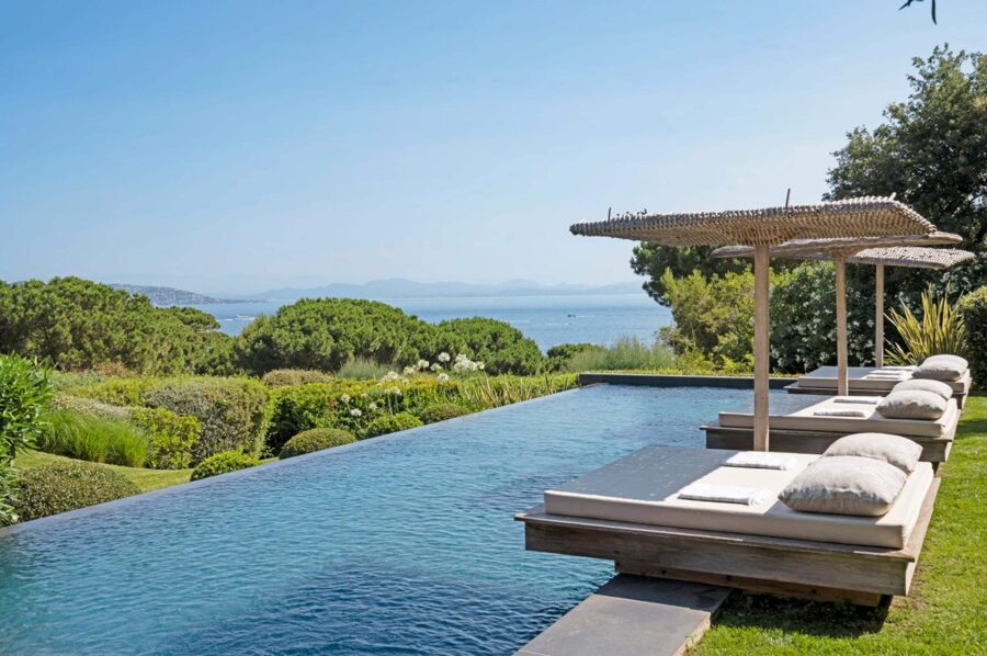 villa-tori-infinity-swimming-pool-garden-sea-view-luxury-sttropez