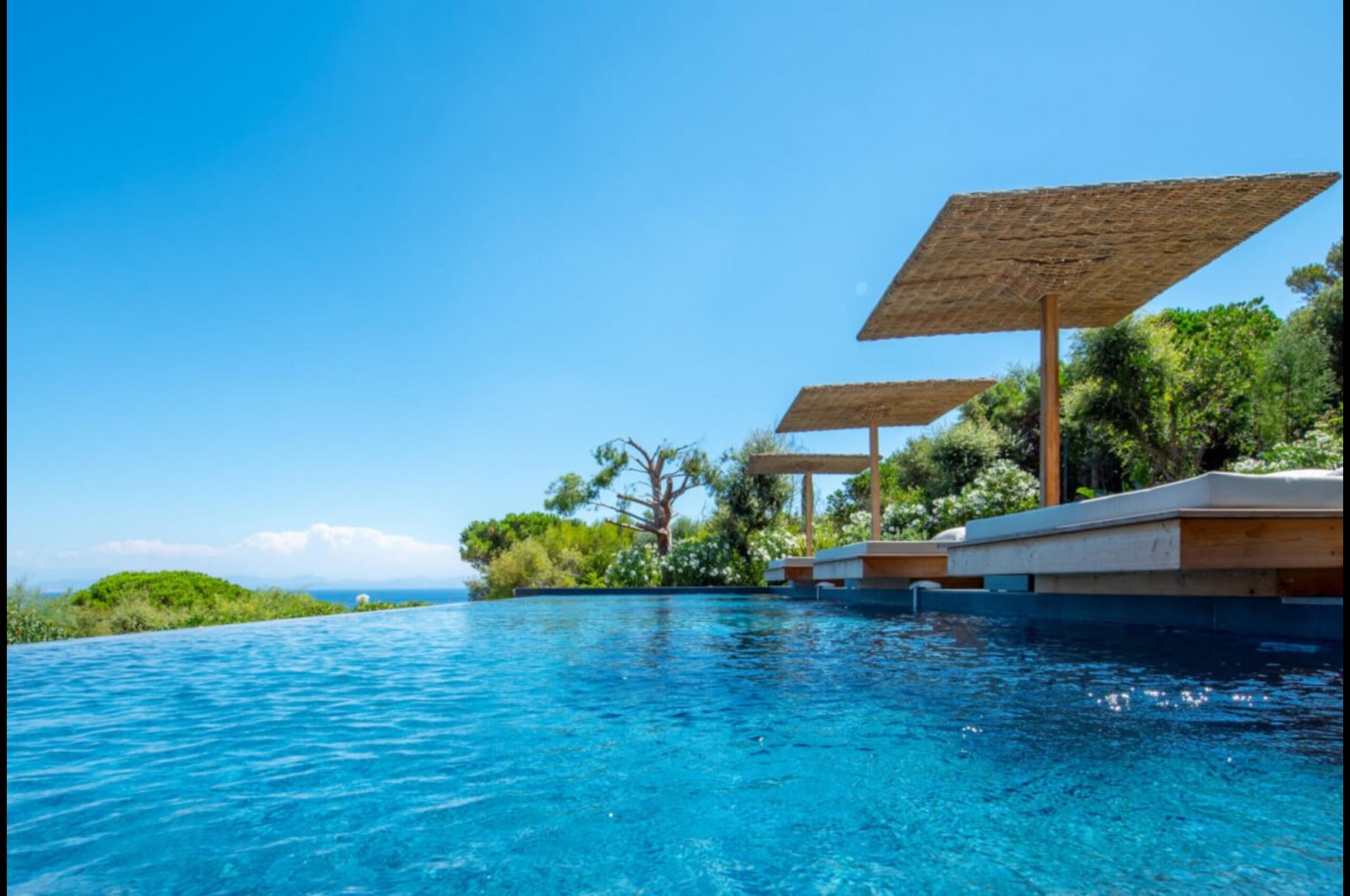 villa-tori-infinitypool-seaviews-loungers-luxury-sttropez