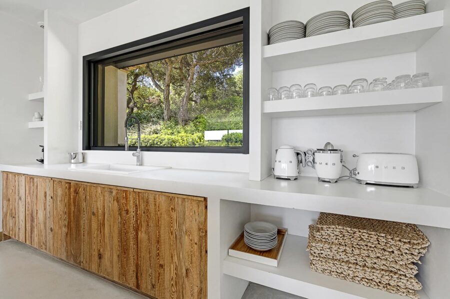villa-tori-kitchen-serene-modern-design-luxury-sttropez