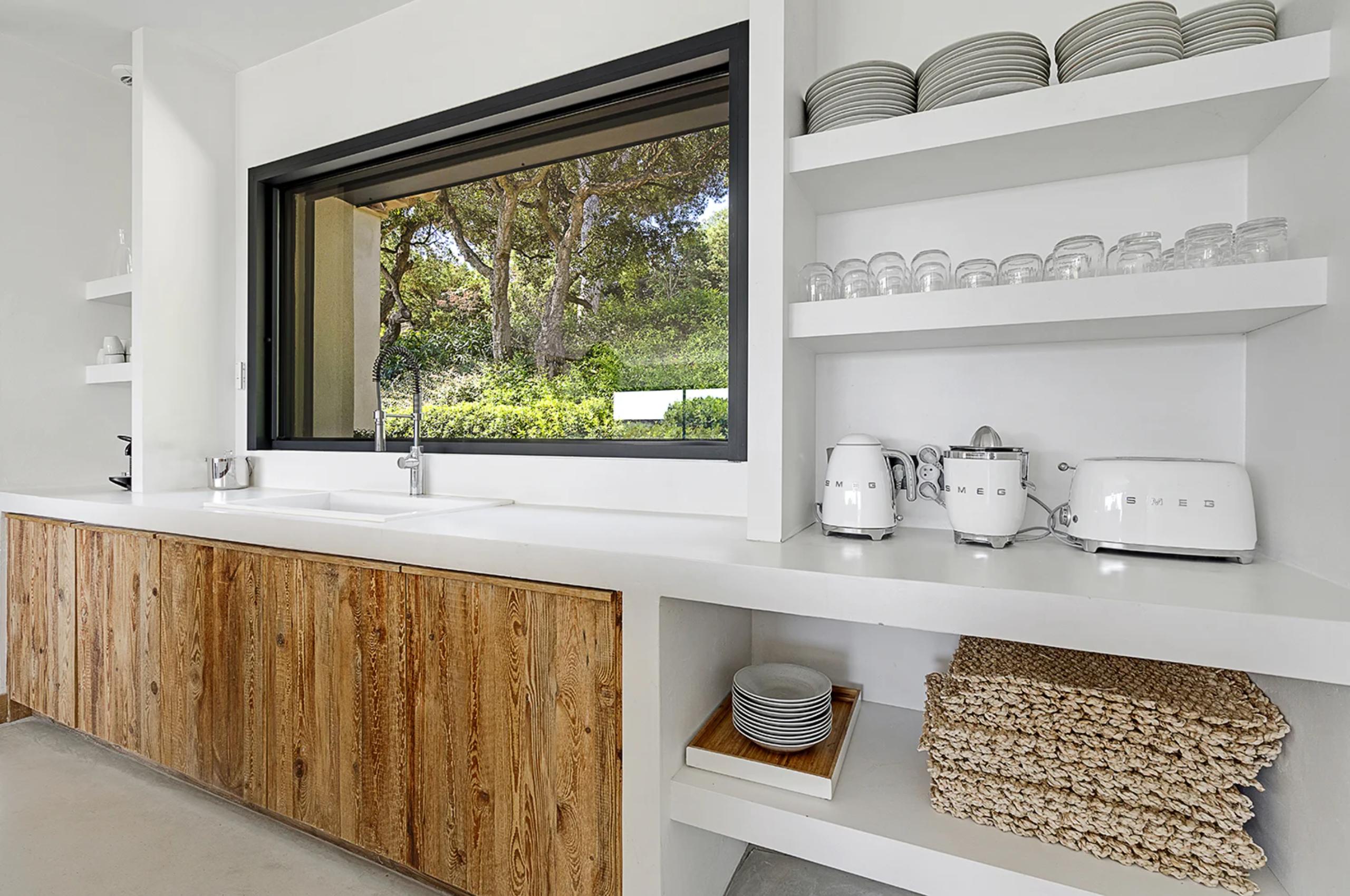 villa-tori-kitchen-serene-modern-design-luxury-sttropez