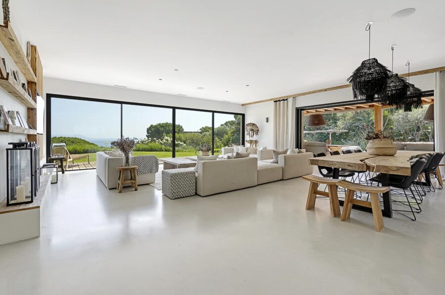 villa-tori-living-area-openplan-garden-view-luxury-sttropez