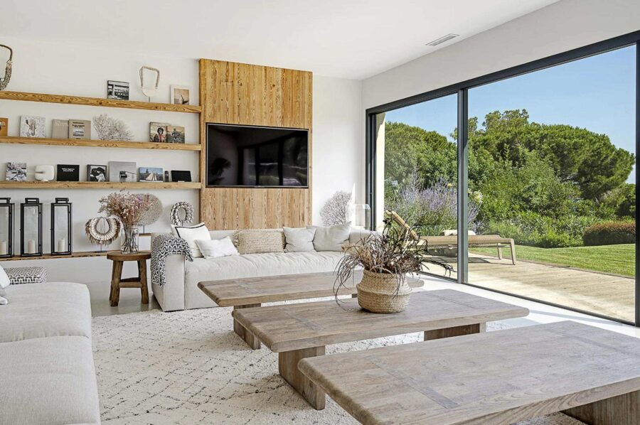 villa-tori-living-room-garden-view-bright-modern-interior-luxury-sttropez