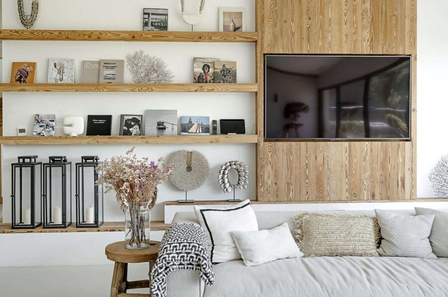 villa-tori-living-room-tv-luxury-interior-sttropez