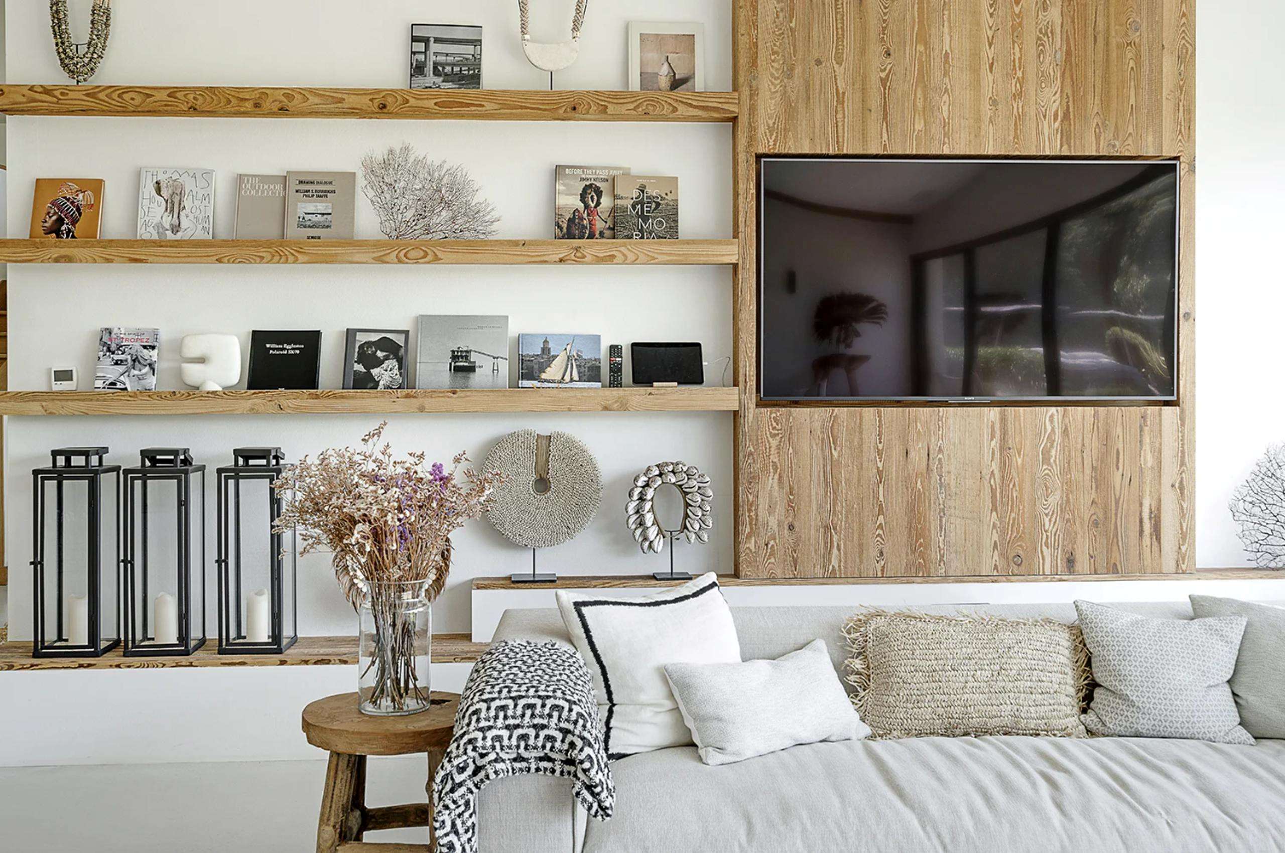 villa-tori-living-room-tv-luxury-interior-sttropez