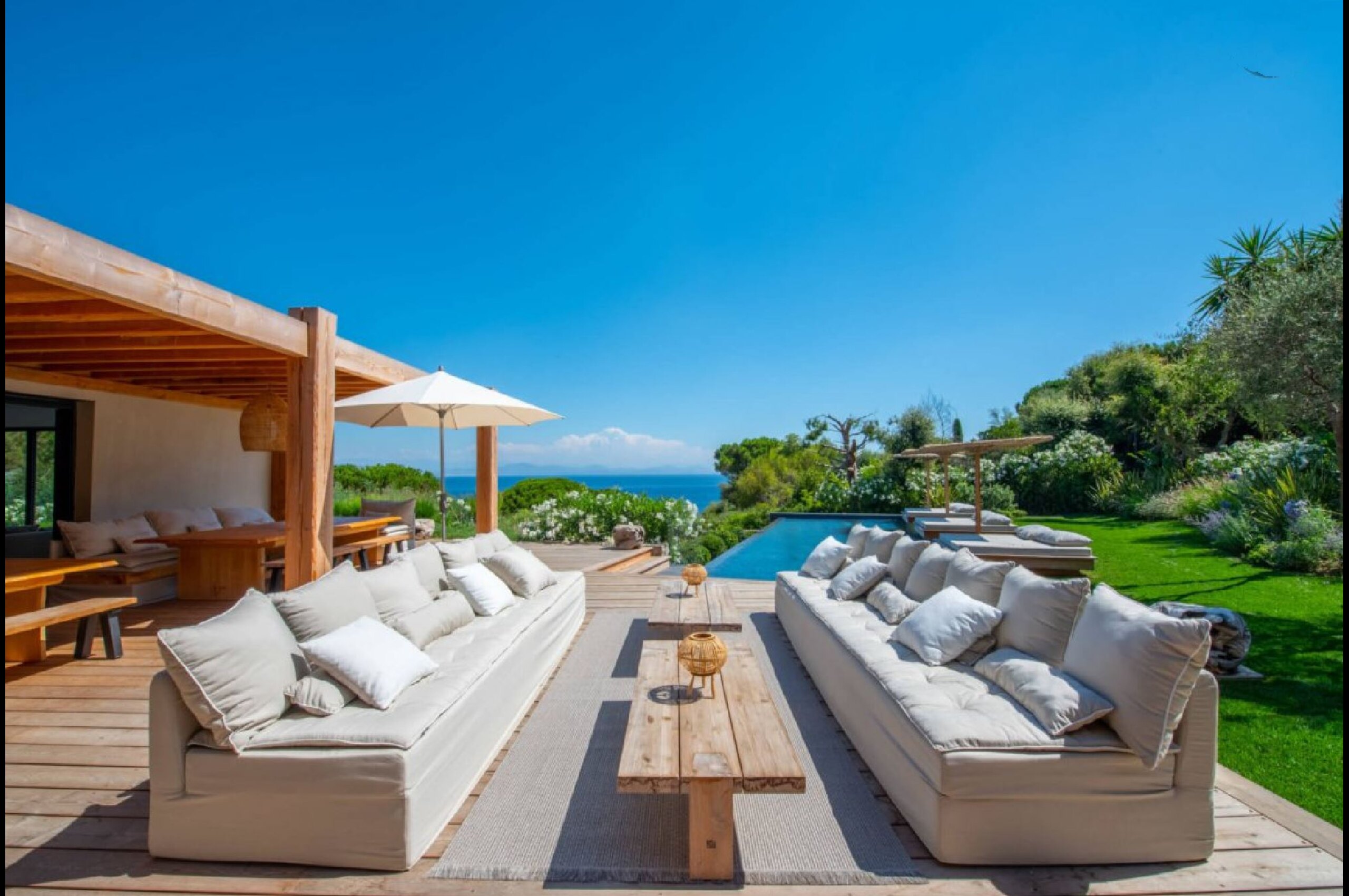 villa-tori-outdoor-lounge-seaviews-sofa-sttropez-luxury-poolhouse