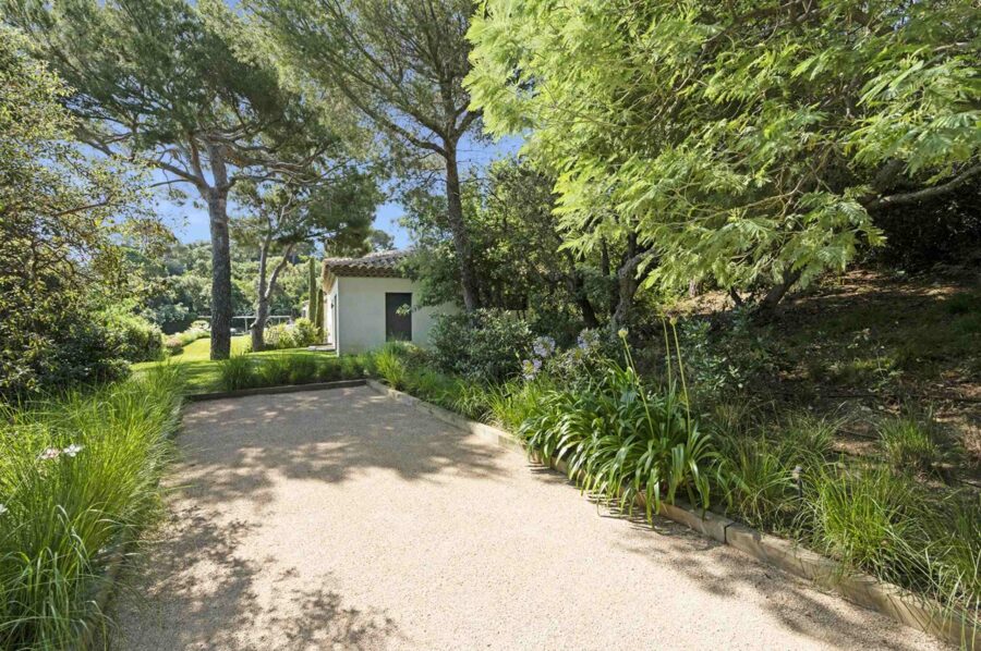 villa-tori-petanque-court-garden-luxury-sttropez