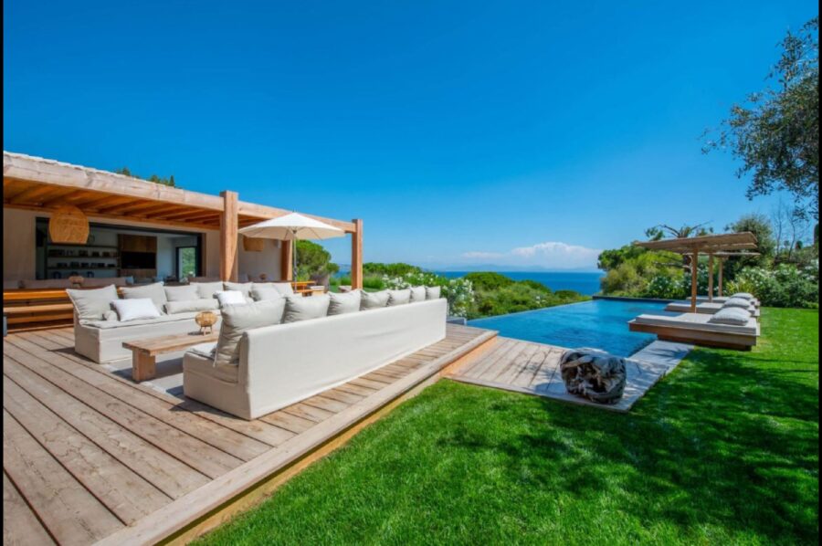 villa-tori-poolside-outdoor-lounge-poolhouse-sttropez