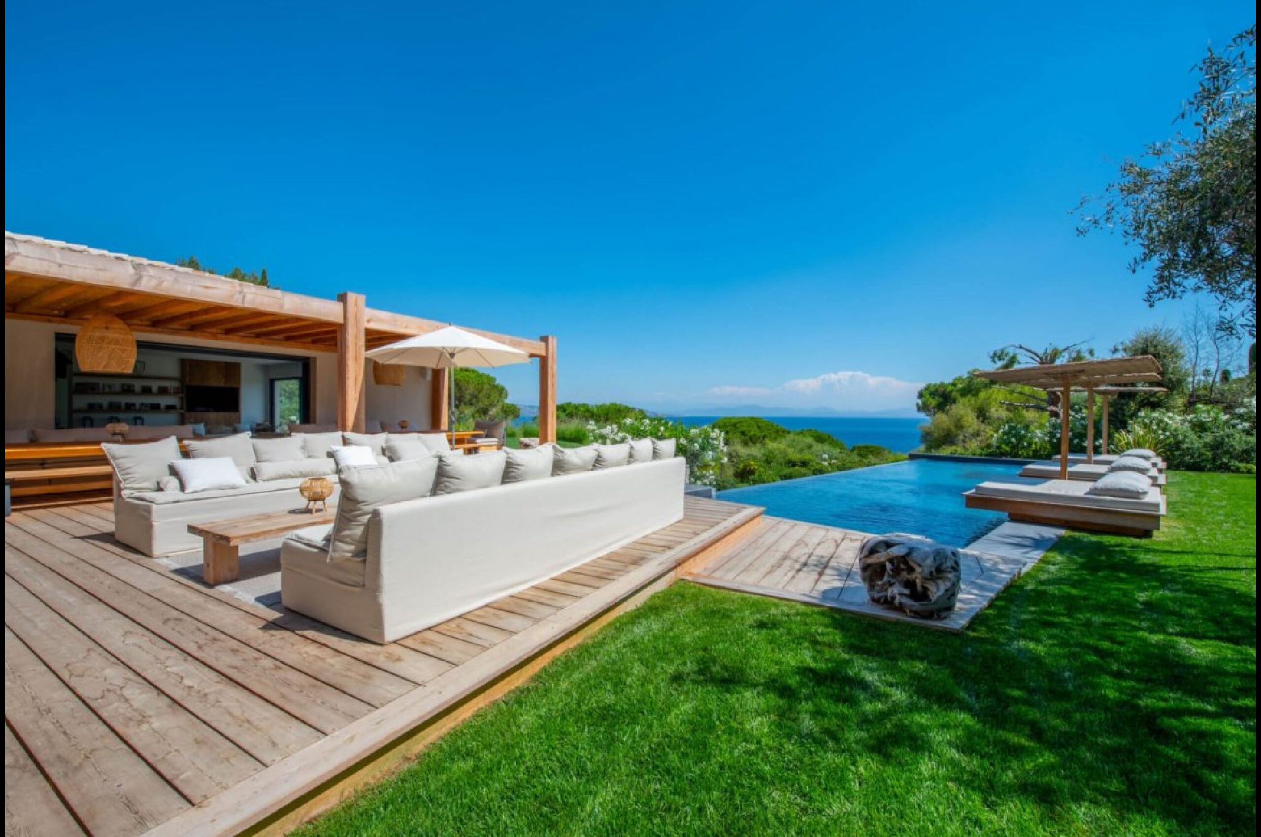 villa-tori-poolside-outdoor-lounge-poolhouse-sttropez