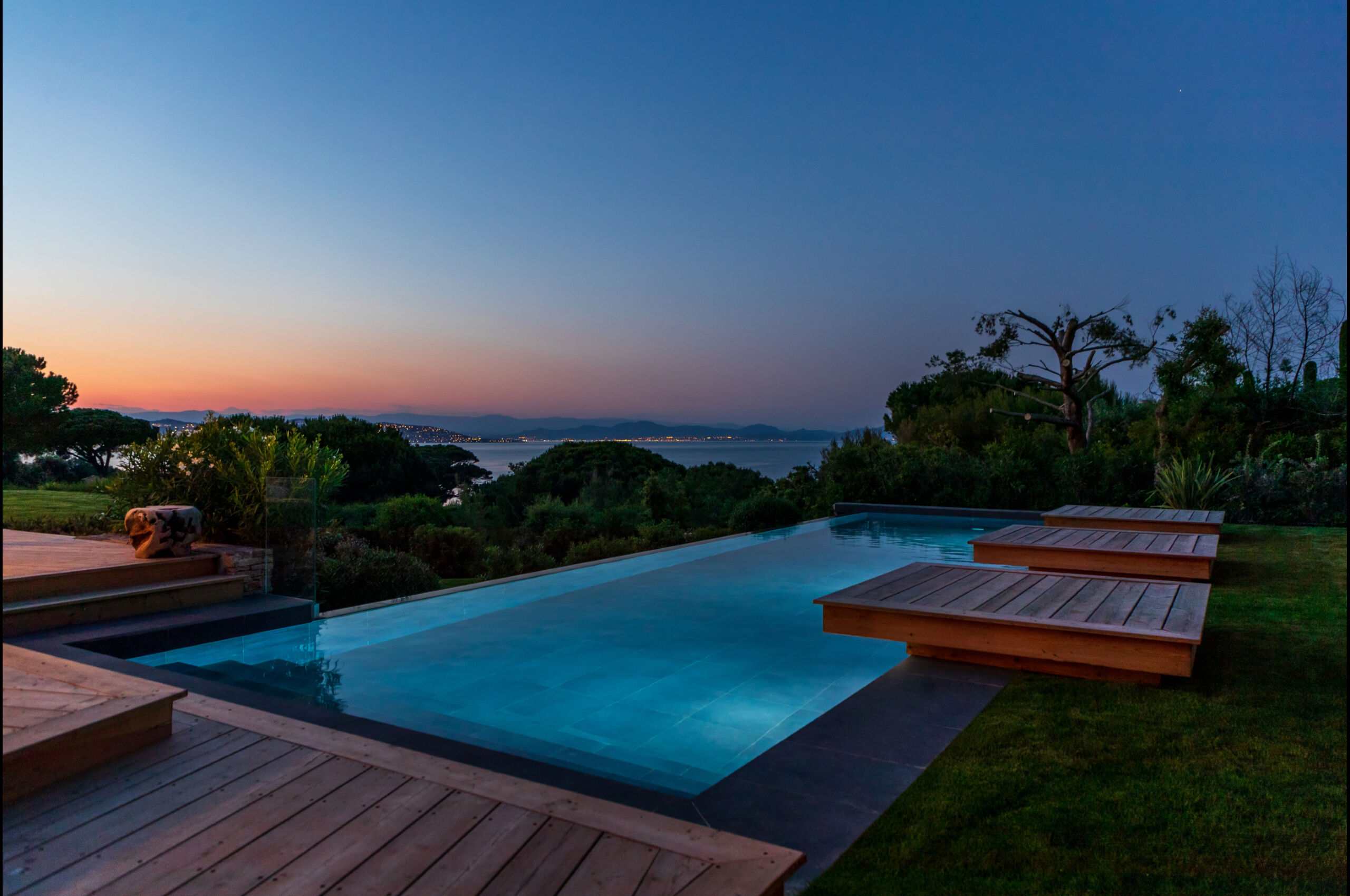 villa-tori-poolview-sunset-sttropez-luxury