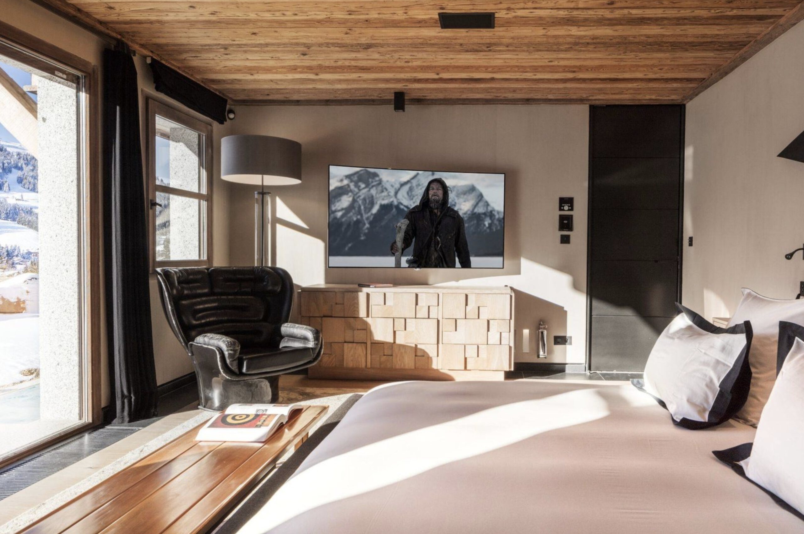 Chalel-Sybil-bedroom-modern-alpine-interiordesign-luxury-rental-retreat-mont-darbois-megeve
