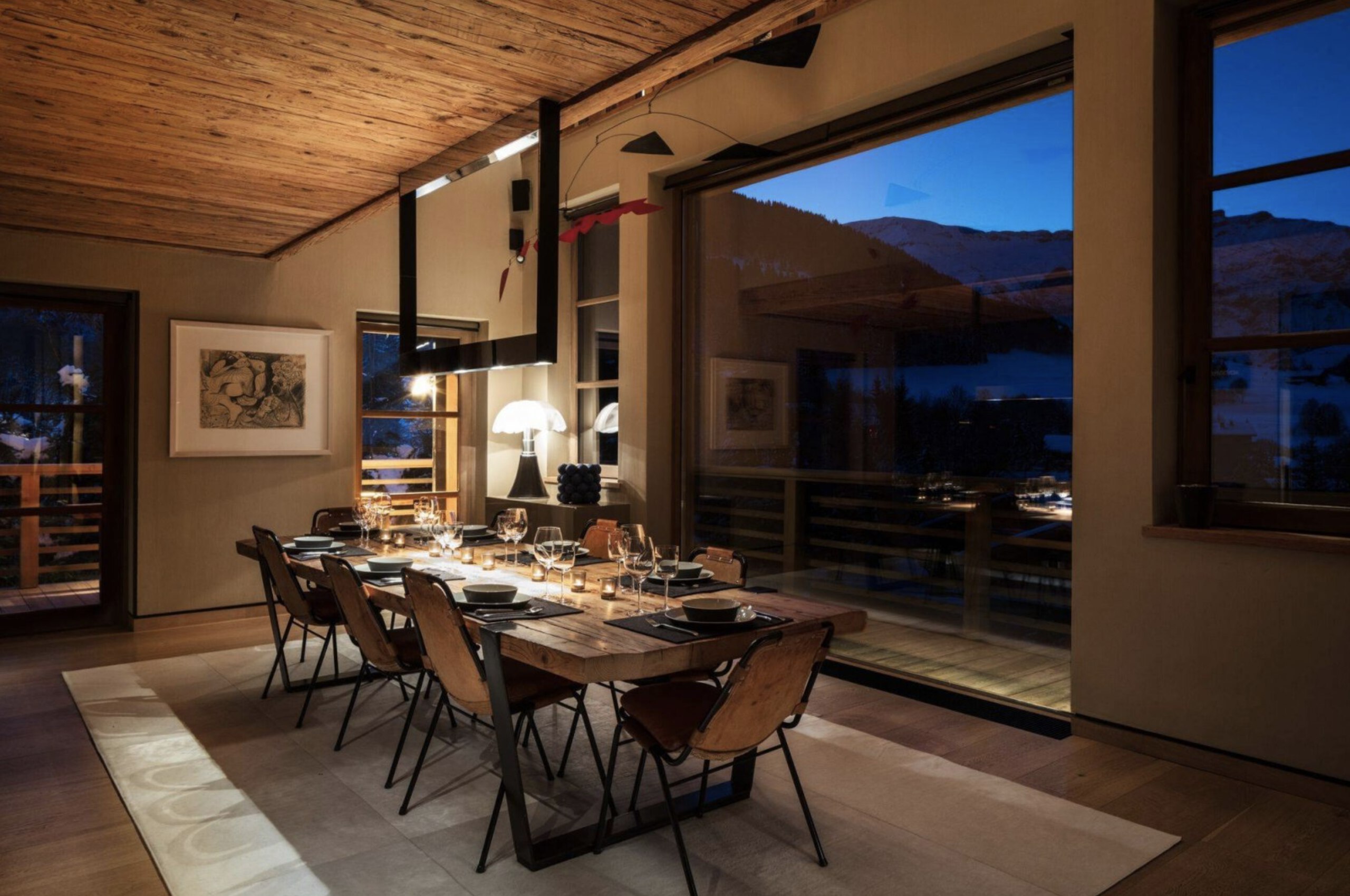 Chalel-Sybil-diningroom-mountainviews-spacious-modern-stylish-interiors-luxury-property-mont-darbois-megeve