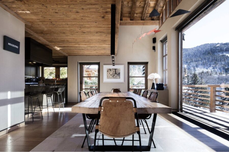 Chalel-Sybil-diningtable-kitchen-openplan-mountainview-modern-stylish-luxury-interiordesign-mont-darbois-megeve