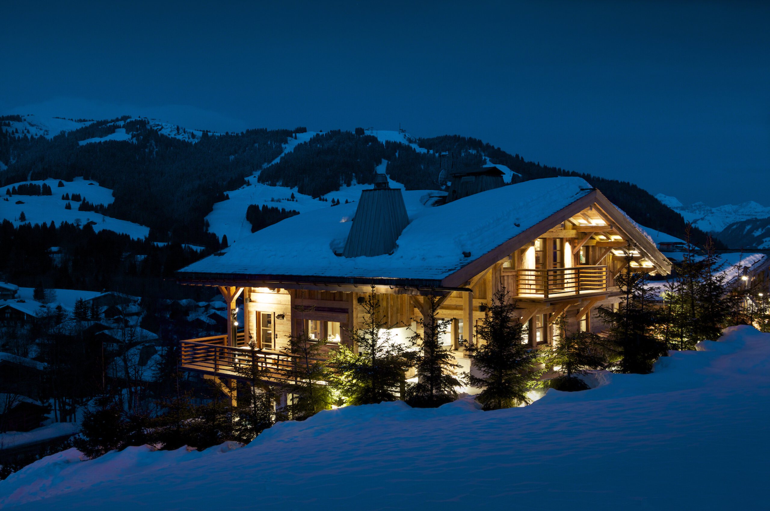 Chalel-Sybil-exterior-night-mountainviews-luxury-rental-retreat-mont-darbois-megeve