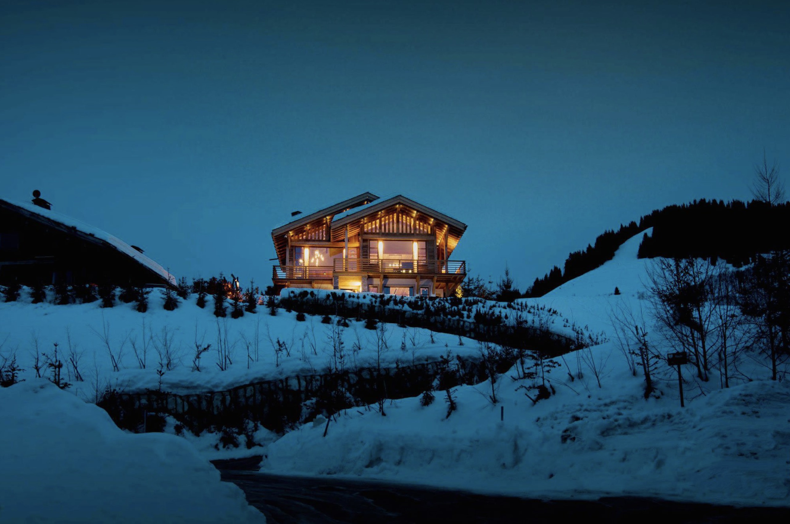 Chalel-Sybil-exterior-snowy-night-remote-luxury-rental-mont-darbois-megeve