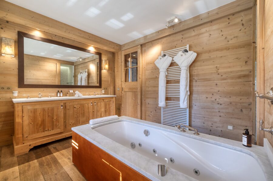 Chalet-Izabelle-bathroom-doublesink-jacuzzi-bathtub-luxury-alpine-interior-megeve