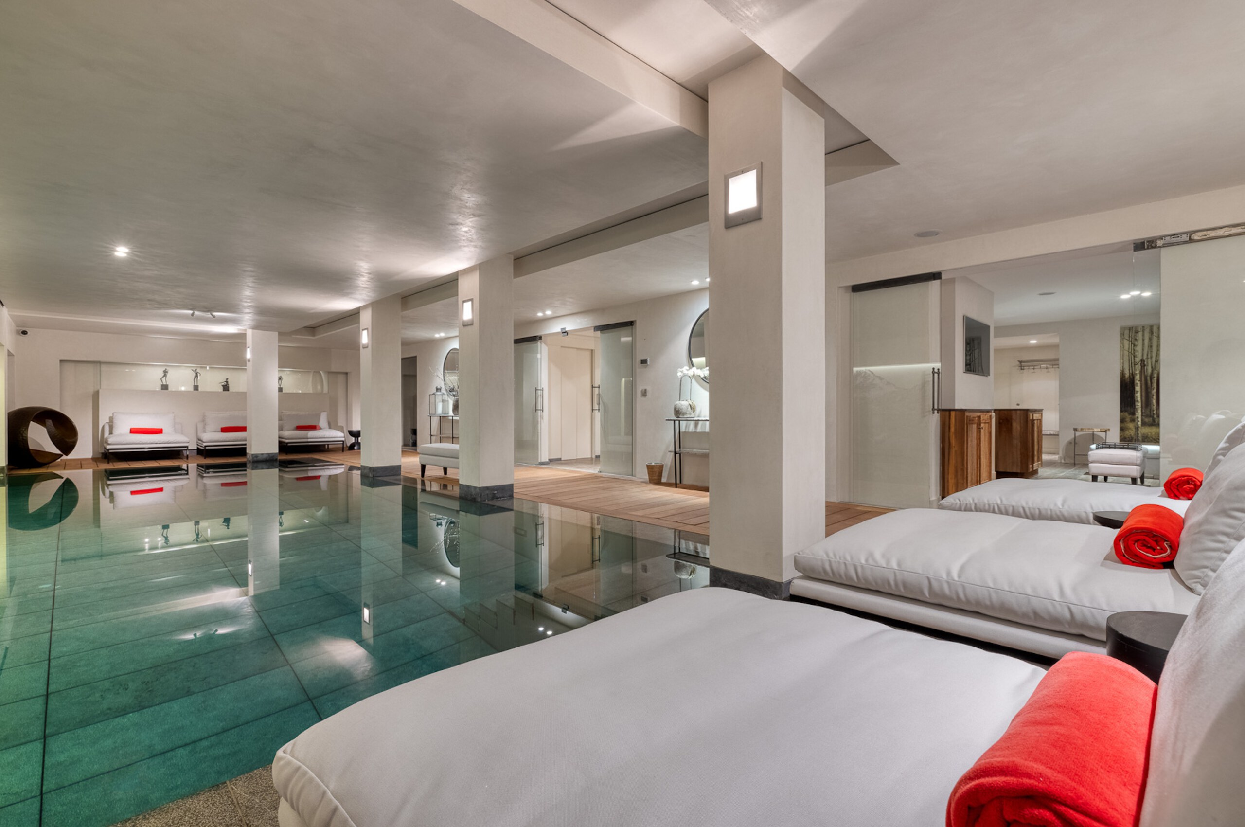 Chalet-Izabelle-indoorpool-spa-wellness-relaxationarea-luxury-interior-megeve