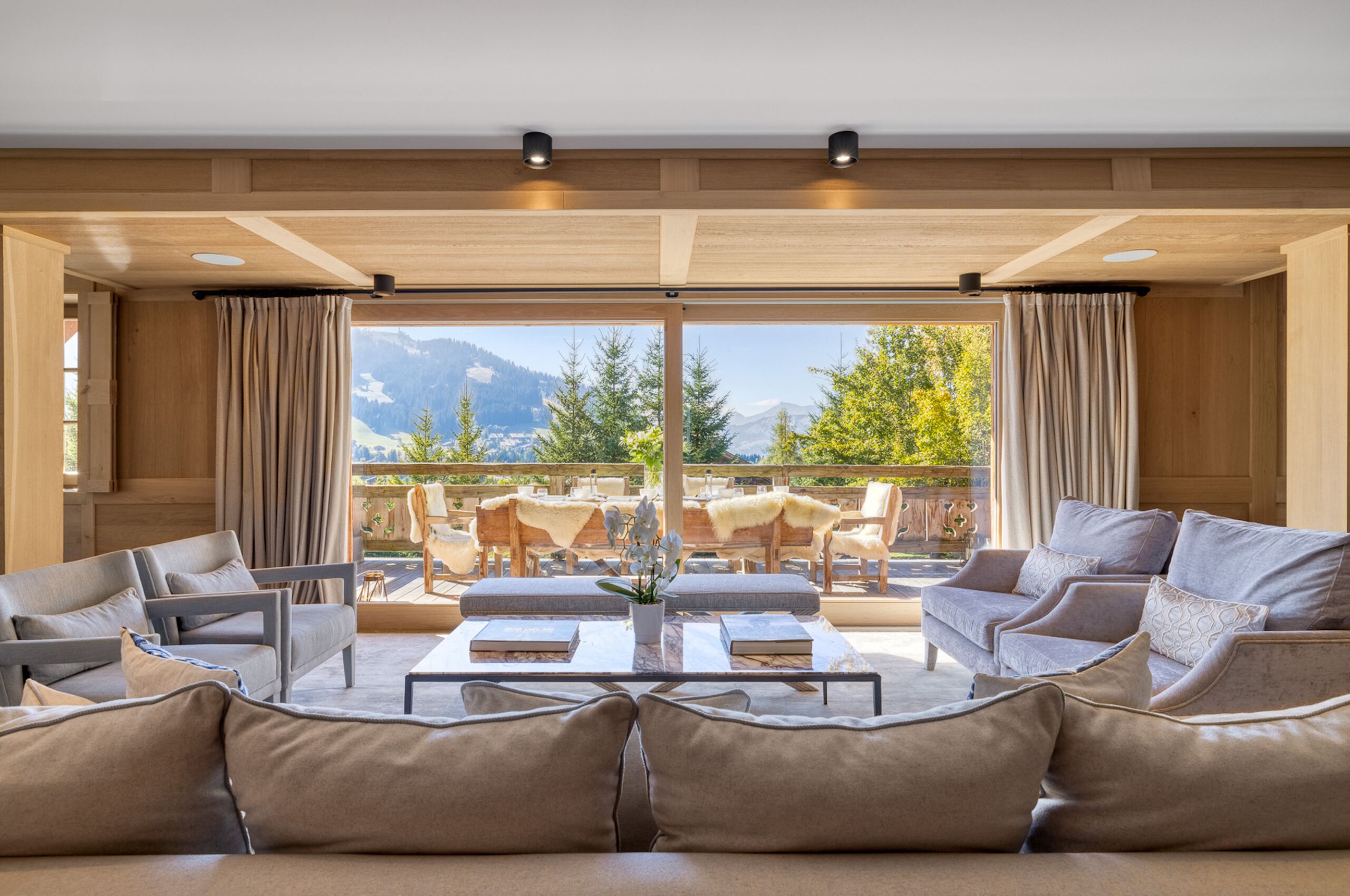 Chalet-Izabelle-mainpage-livingroom-lounge-mountainview-luxury-elegant-interior-megeve