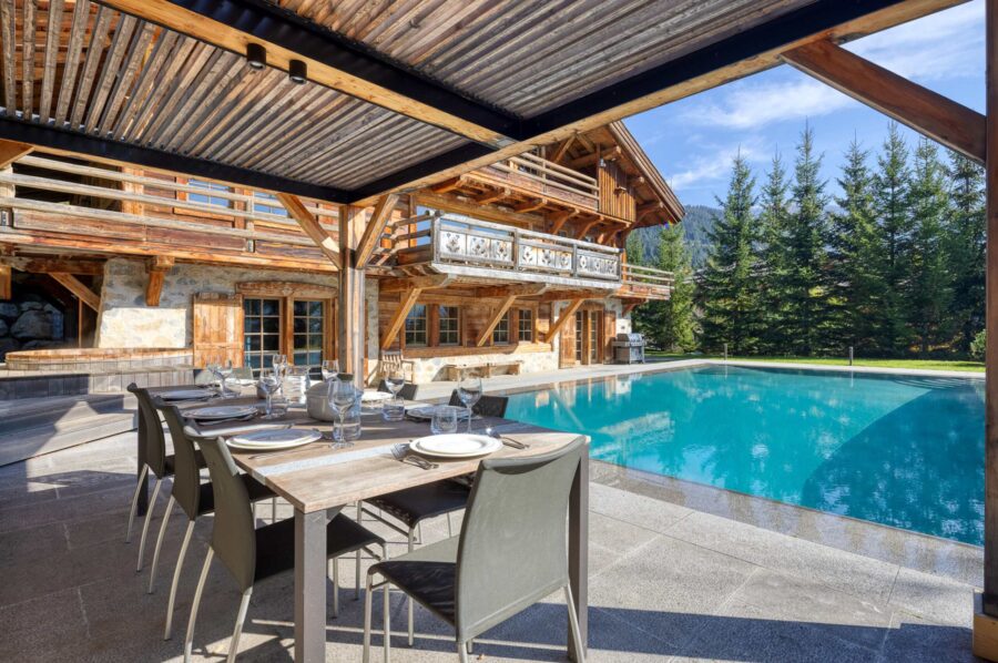 Chalet-Izabelle-outdoordining-outdoorpool-luxury-rental-retreat-megeve