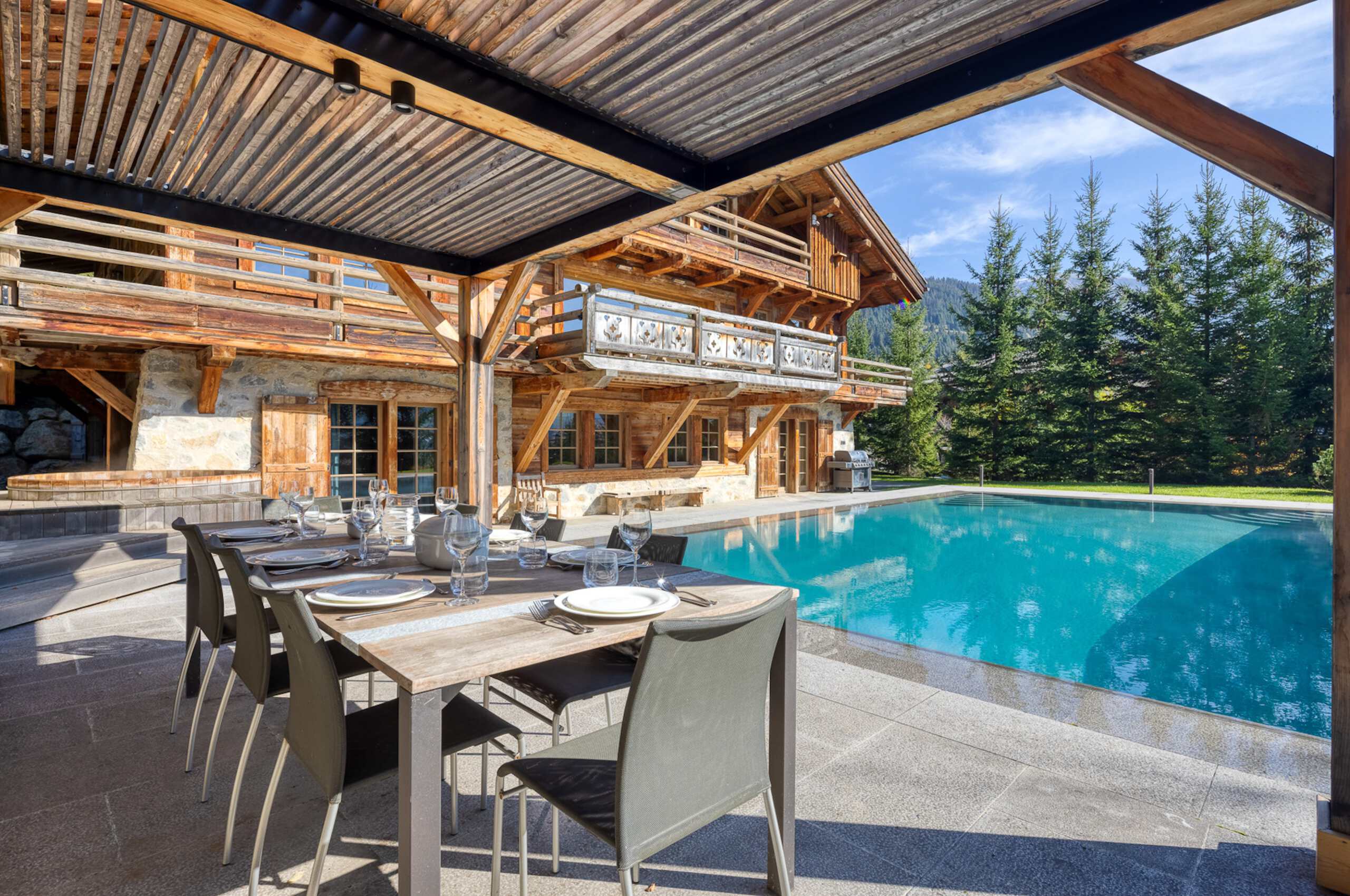 Chalet-Izabelle-outdoordining-outdoorpool-luxury-rental-retreat-megeve