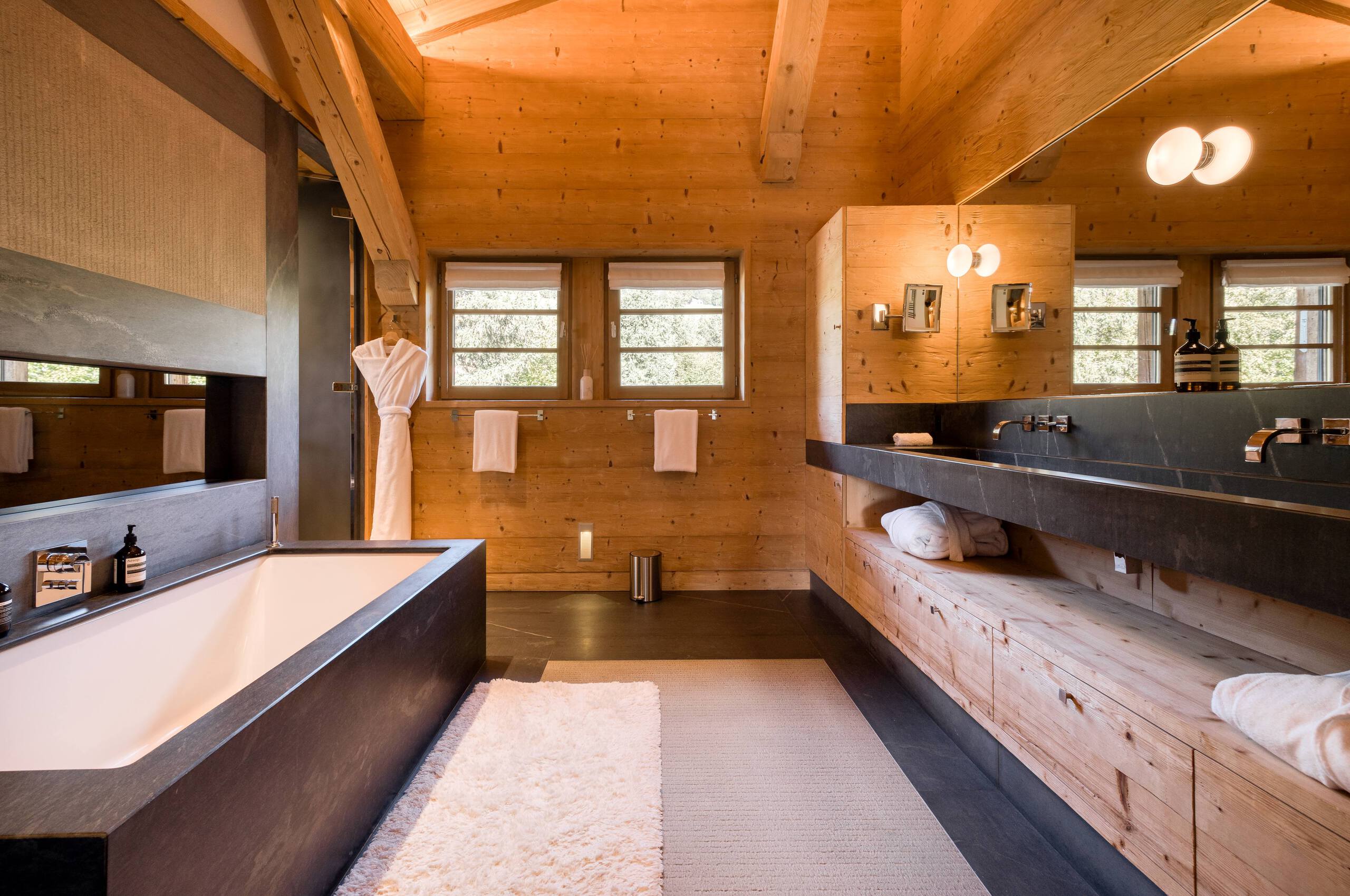 Chalet-atina-bathroom-bathtub-doublesink-modern-luxury-elegant-interior-megeve-mont-d'arbois