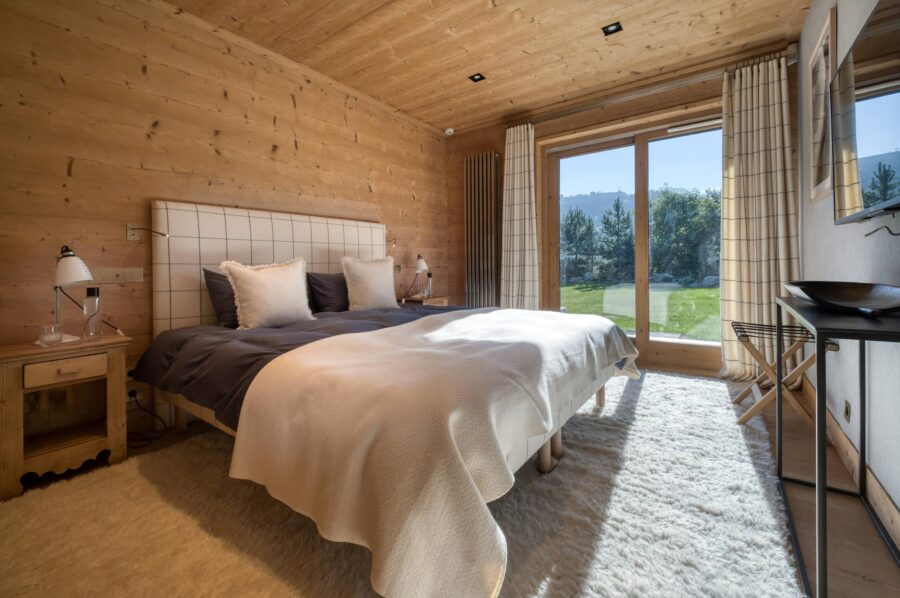 Chalet-atina-bedroom-scenicview-gardenaccess-modern-luxury-alpine-design-megeve-mont-d'arbois