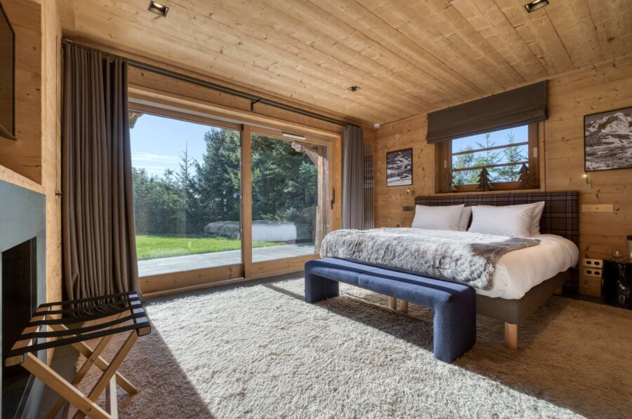 Chalet-atina-bedroom-terrace-traditional-cosy-alpine-design-luxury-retreat-rental-megeve-mont-d'arbois