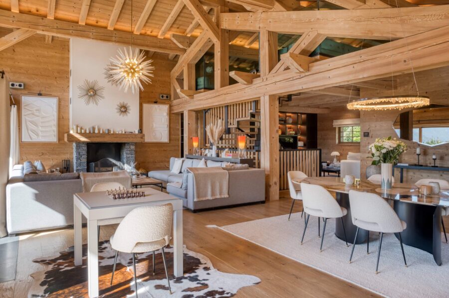 Chalet-atina-livingarea-openplan-lounge-diningroom-modern-stylish-alpine-interiordesign-megeve-mont-d'arbois