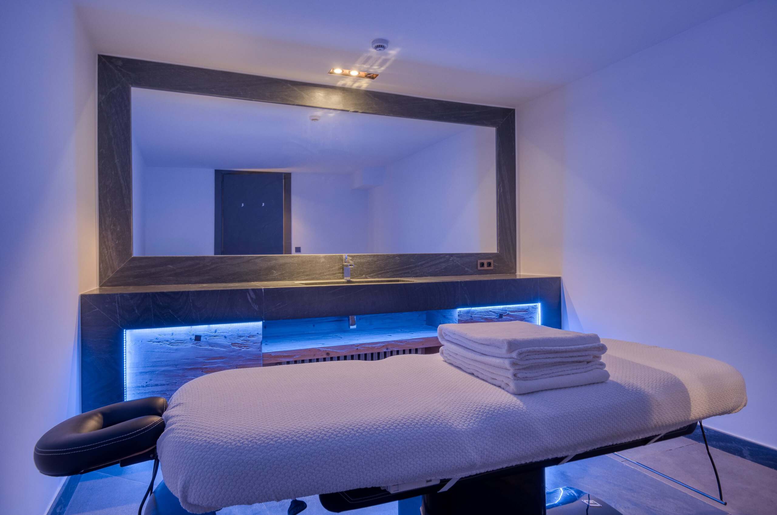 Chalet-atina-massageroom-spa-treatment-wellness-luxury-megeve-mont-d'arbois