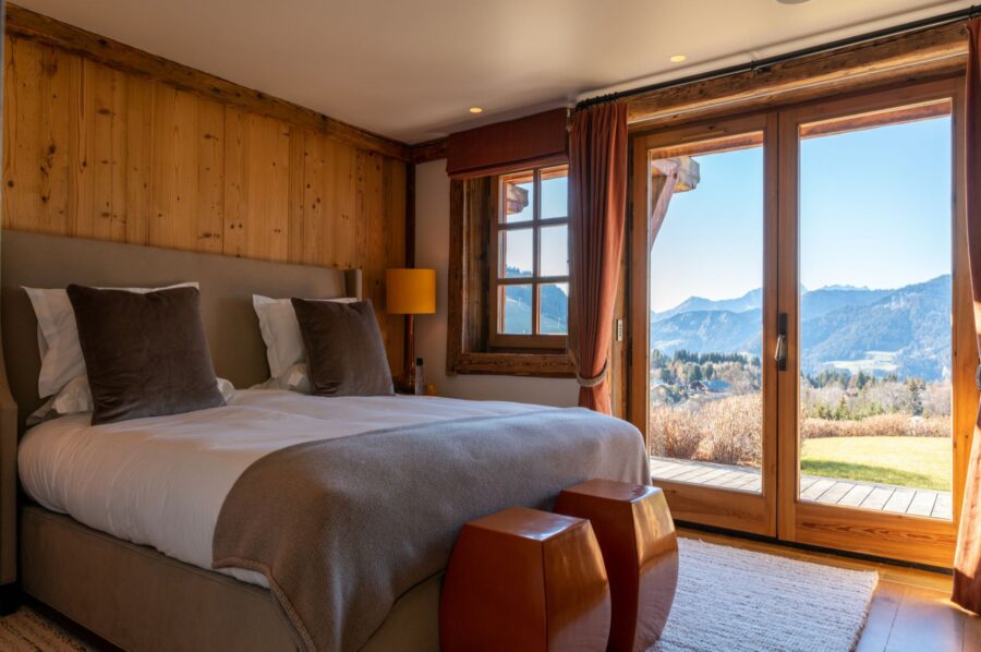 chalet-aliah-bedroom-balcony-scenicviews-elegant-alpine-luxury-design-megeve
