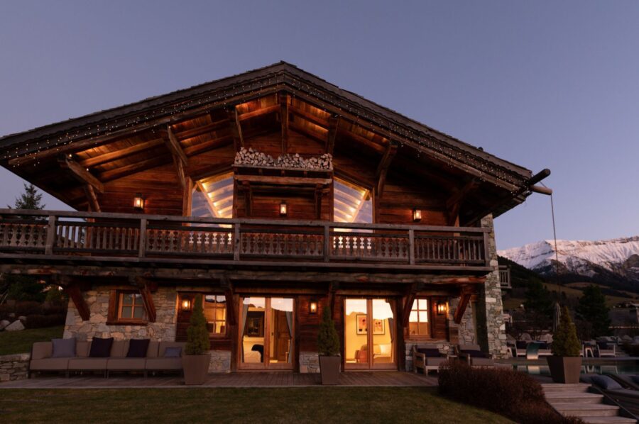 chalet-aliah-exterior-night-mountainview-garden-luxury-alpine-retreat-megeve