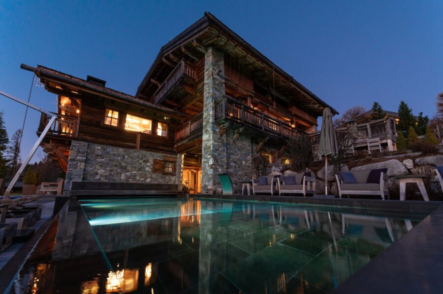chalet-aliah-exterior-pool-outdoor-terrace-luxury-alpine-rental-retreat-megeve