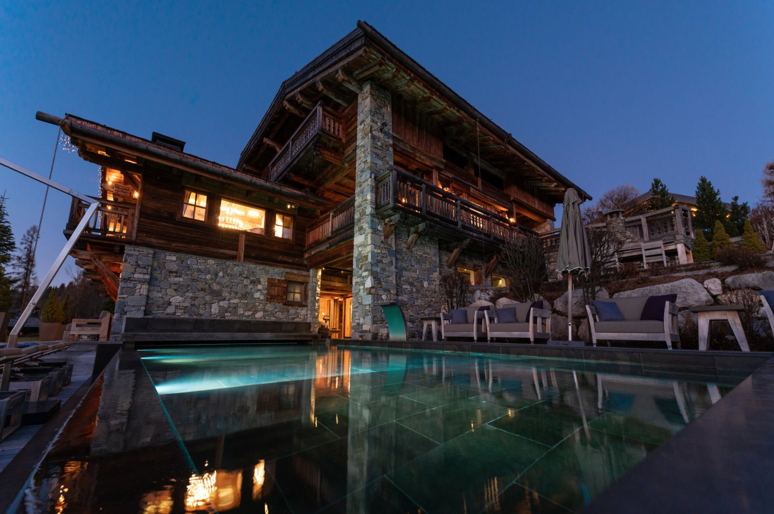 chalet-aliah-exterior-pool-outdoor-terrace-luxury-alpine-rental-retreat-megeve