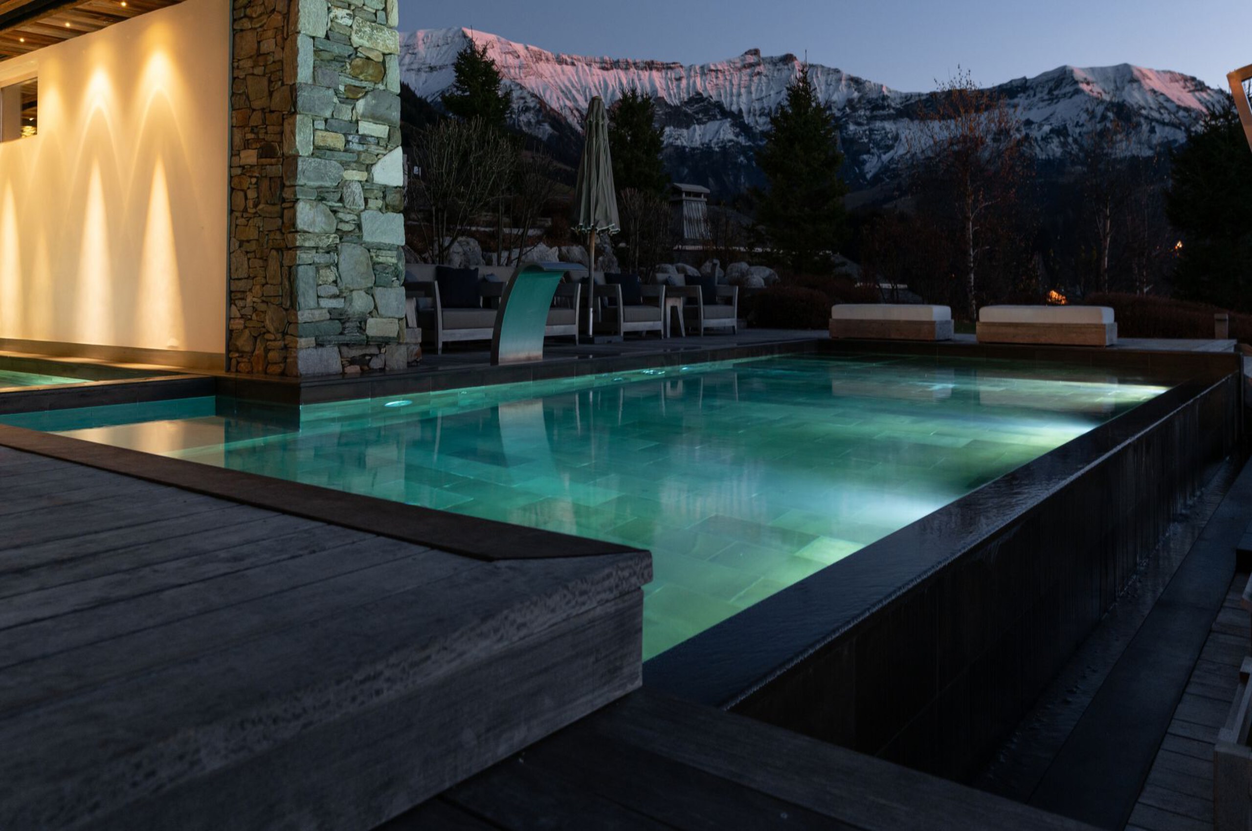 chalet-aliah-outdoor-pool-mountainview-exterior-luxury-alpine-retreat-megeve