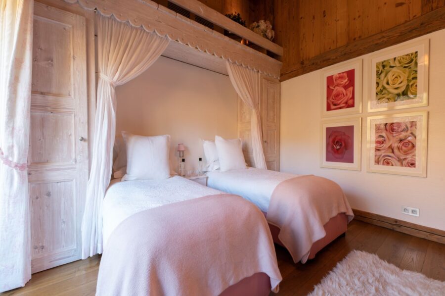 chalet-aliah-twin-bedroom-traditional-cosy-alpine-interior-luxury-rental-retreat-megeve