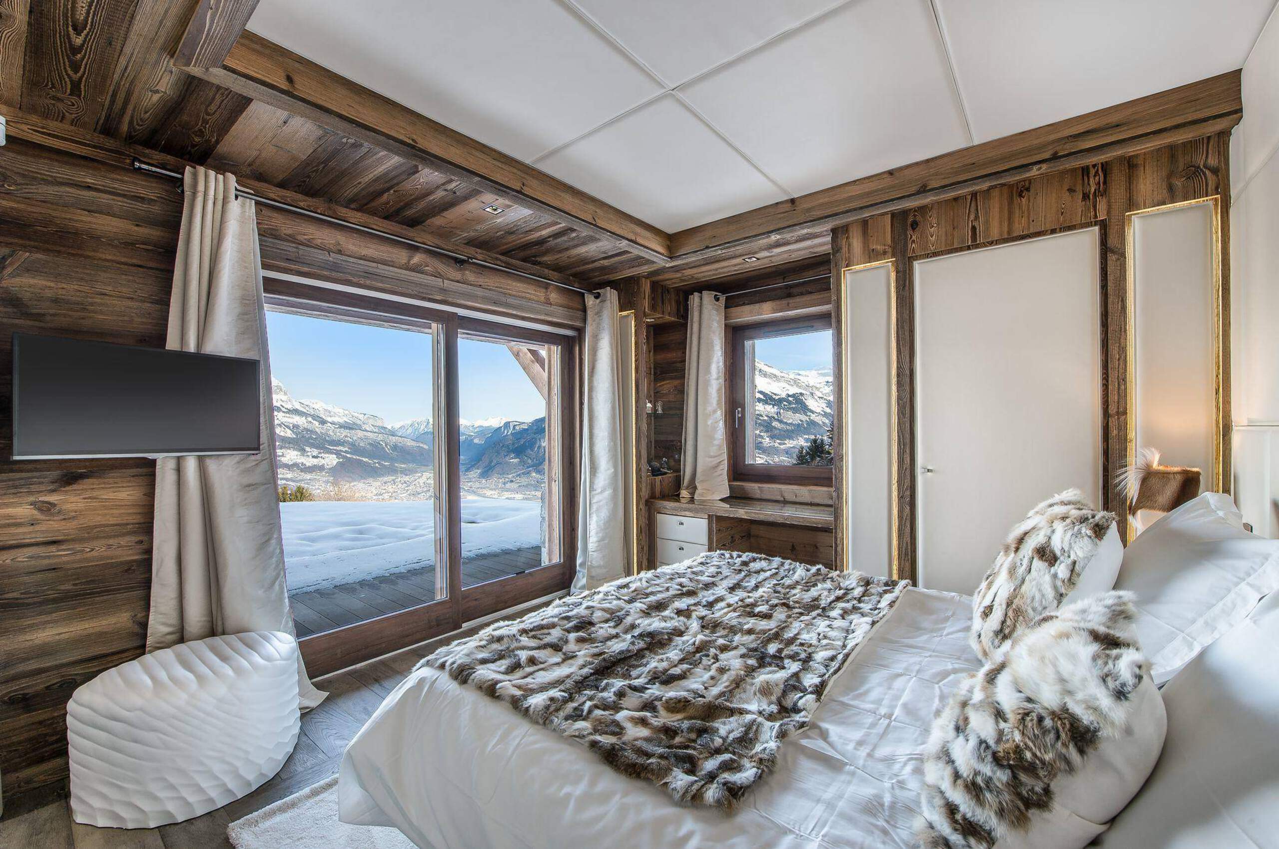 chalet-araceli-bedroom-mountainview-stunning-scenic-view-modern-alpine-luxury-design-megeve-princesse