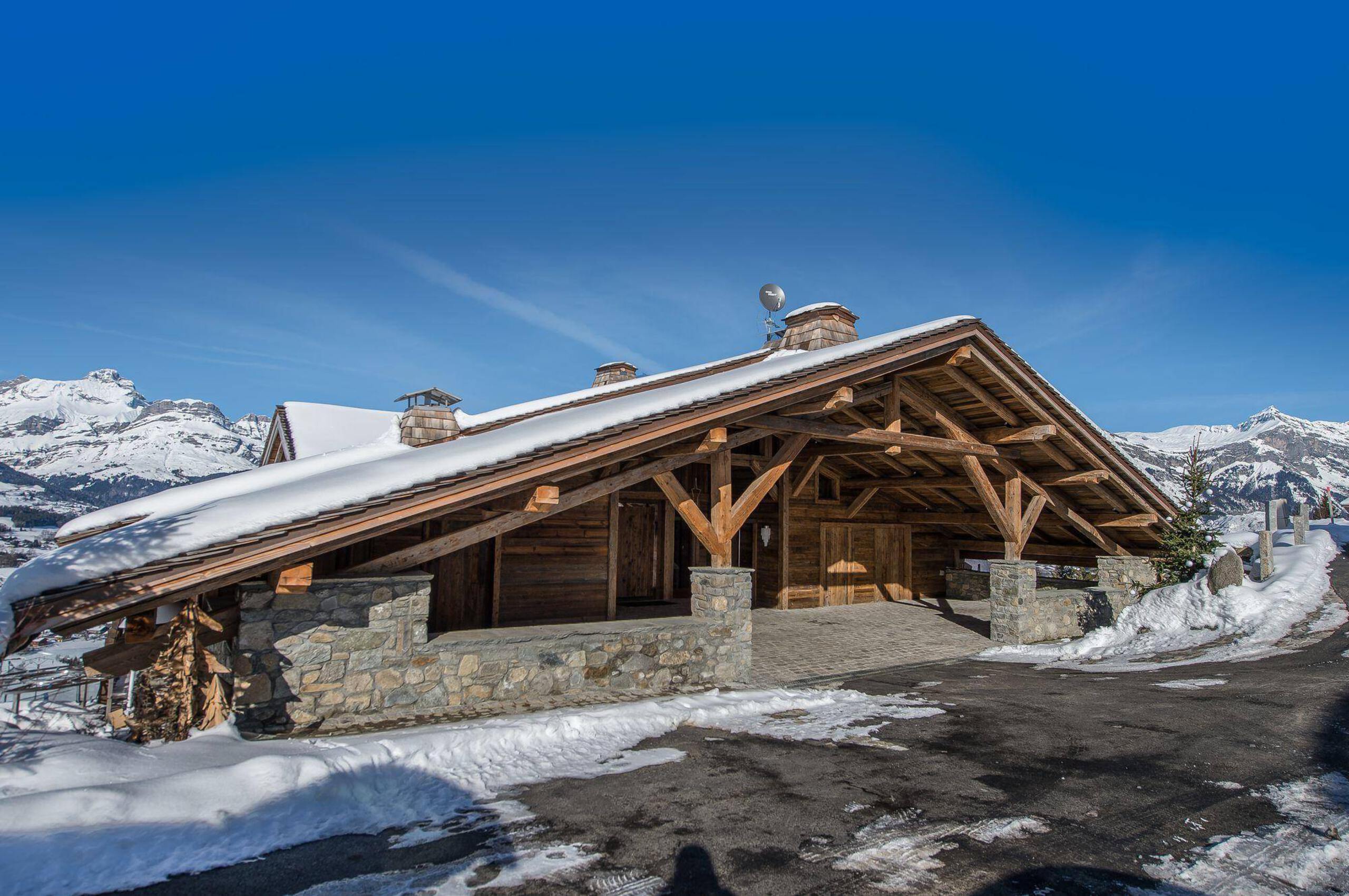 chalet-araceli-exterior-entrance-alpine-chalet-luxury-rental-retreat-megeve-princesse