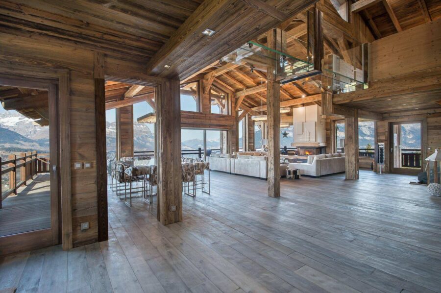 chalet-araceli-interior-livingspace-balcony-mountainviews-luxury-alpine-design-megeve-princesse