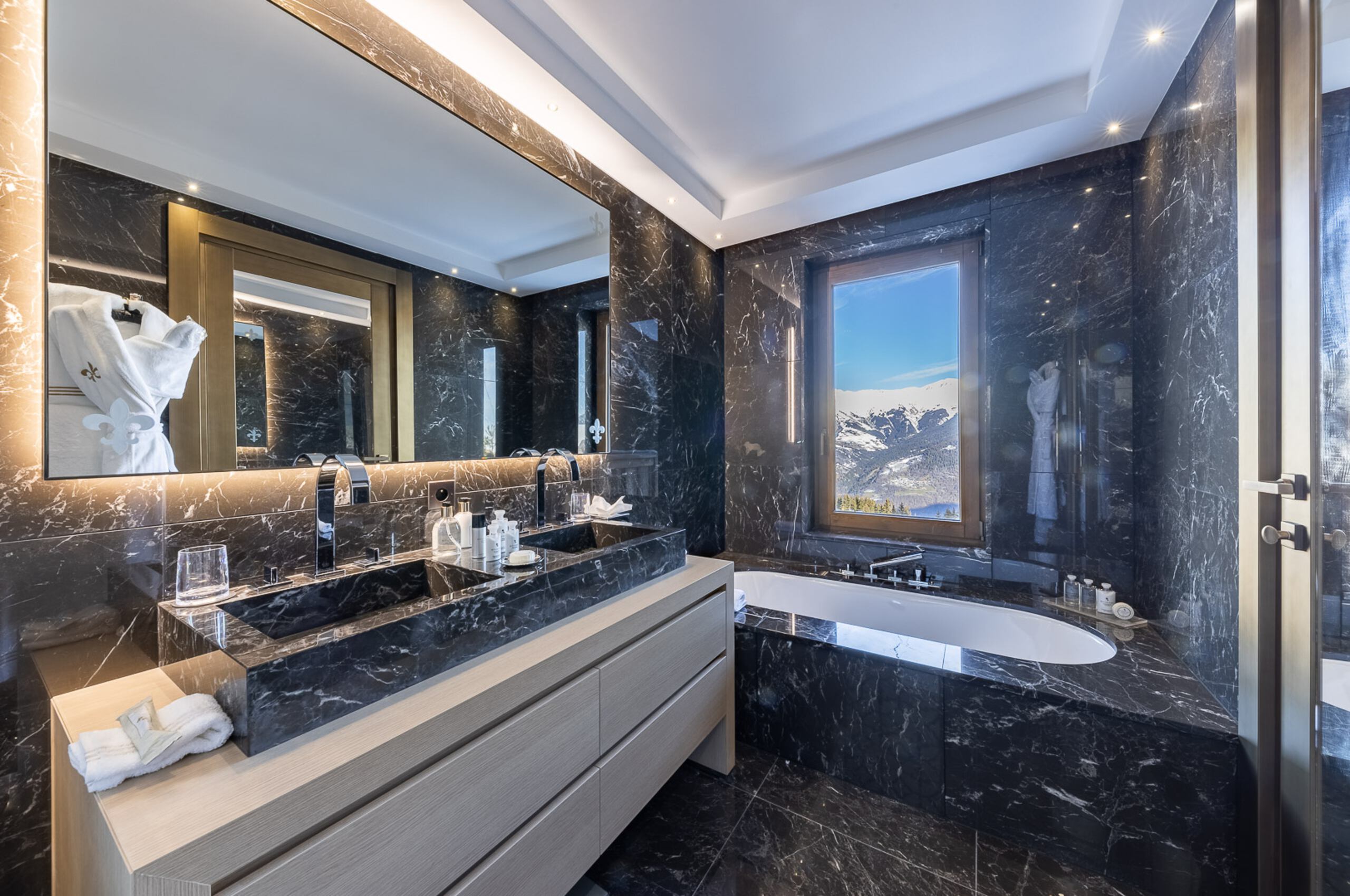 chalet-avery-bathroom-bathtub-doublesink-modern-stylish-elegant-design-mountainviews-luxury-rental-retreat-courchevel1650