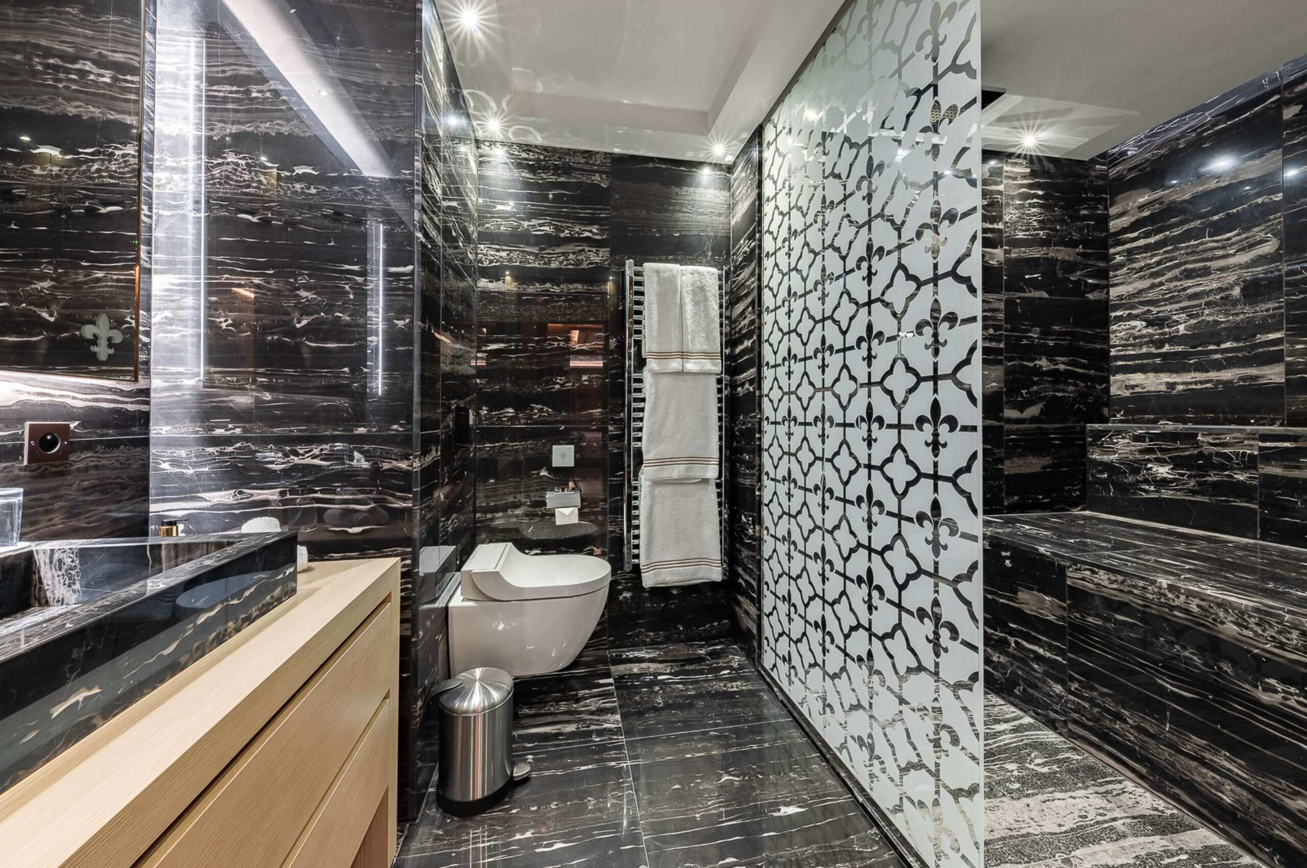 chalet-avery-bathroom-shower-sink-marble-sleek-modern-design-luxury-courchevel1650