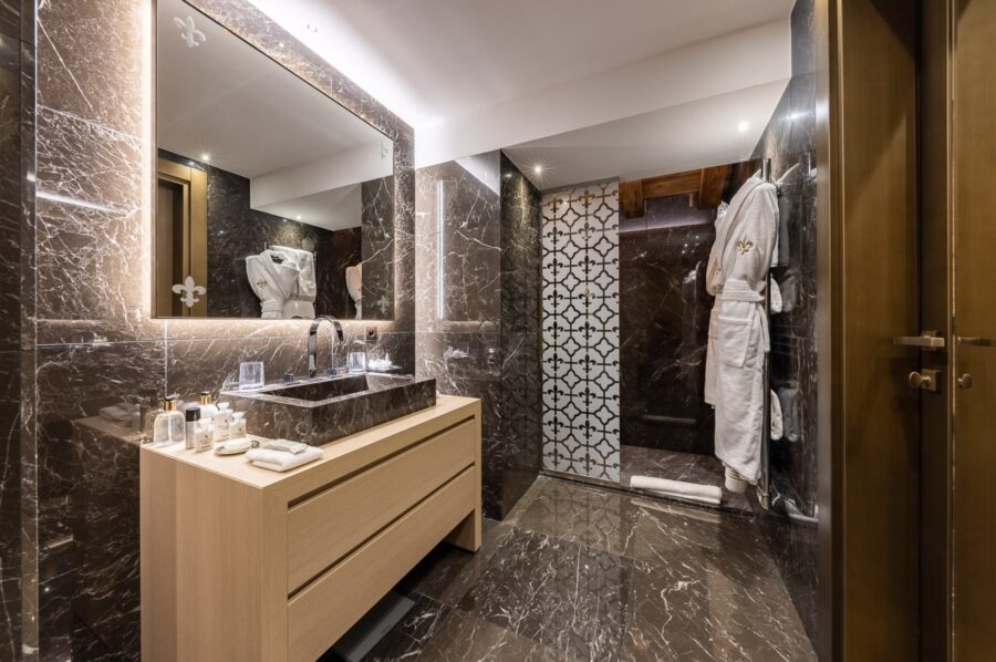 chalet-avery-bathroom-sink-shower-modern-marble-luxury-courchevel1650